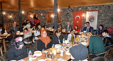 ARDAHAN VALİLİĞİ, "DÜNYA YETİMLER GÜNÜ" DOLAYISIYLA İFTAR PROGRAMI DÜZENLEDİ