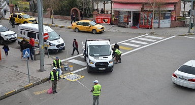 BAHARLA BİRLİKTE YAYA GEÇİTLERİ BOYANDI