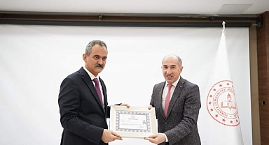 BAKAN ÖZER’DEN İL MİLLİ EĞİTİM MÜDÜRÜ ERHAN BULUT'A BAŞARI BELGESİ