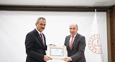 BAKAN ÖZER’DEN İL MİLLİ EĞİTİM MÜDÜRÜ ERHAN BULUT'A BAŞARI BELGESİ