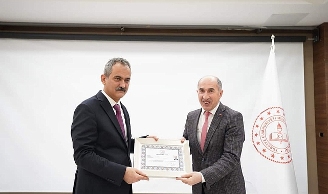 BAKAN ÖZER’DEN İL MİLLİ EĞİTİM MÜDÜRÜ ERHAN BULUT'A BAŞARI BELGESİ
