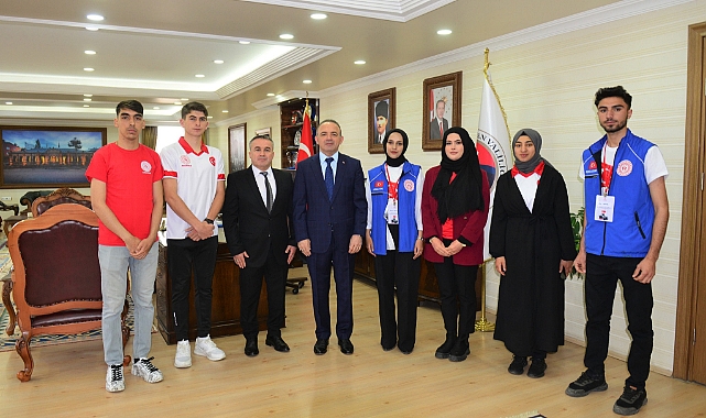 19 MAYIS GENÇLİĞİNDEN VALİ ÖNER’E ZİYARET