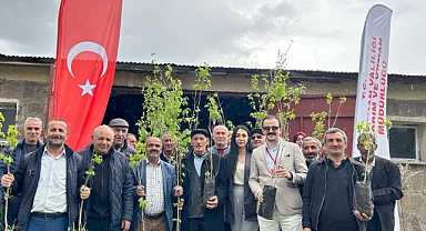 ÇİFTÇİ GÜNÜNDE ARI ÜRETİCİLERİNE FİDAN DAĞITILDI