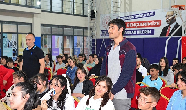 ARDAHAN İL TARIM VE ORMAN MÜDÜRÜ CİNEVİZ, ÖĞRENCİLERLE BULUŞTU