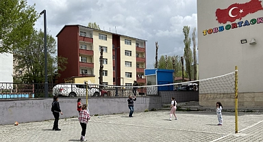 POLİSLERDEN ÇOCUKLARA ŞEFKAT ELİ