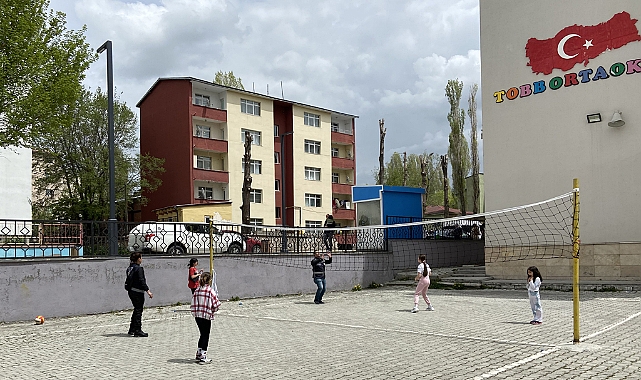 POLİSLERDEN ÇOCUKLARA ŞEFKAT ELİ