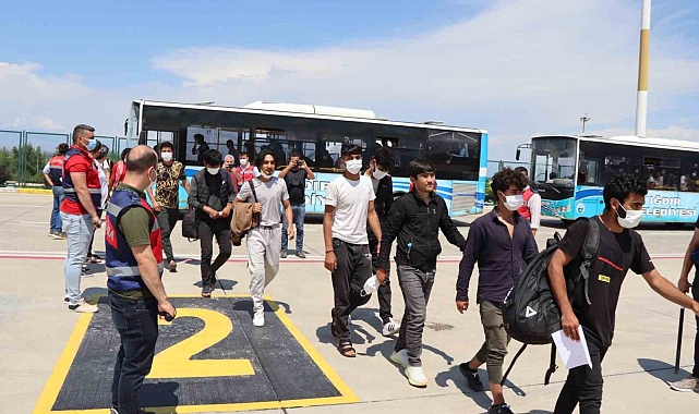 296 Afganistanlı göçmen ülkelerine gönderildi