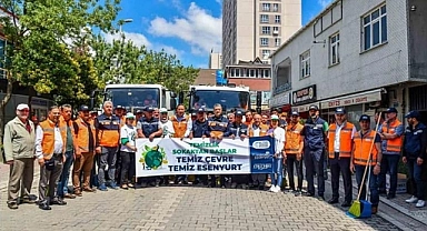 ARDAHANLI BAŞKAN BOZKURT FARKINDALIK AMACIYLA SOKAKLARI SÜPÜRDÜ