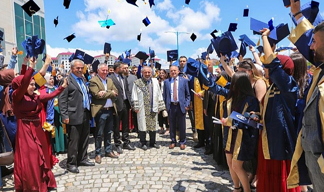 ARÜ’de 13. mezuniyet coşkusu