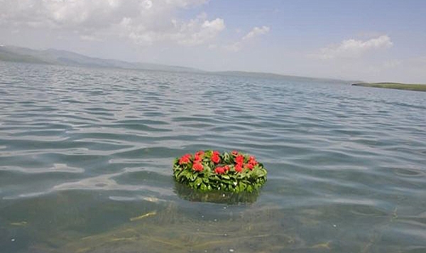 ÇILDIR GÖLÜ'NE ÇELENK BIRAKILDI