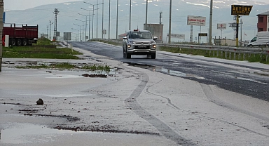 Dolu yağışı Ardahan'ı beyaza bürüdü