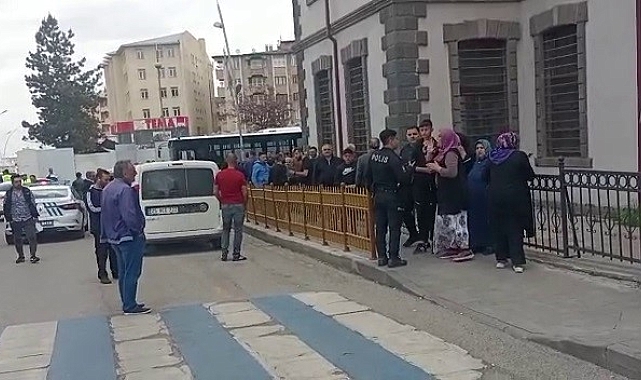 Husumetli iki aile caddede karşılaşınca birbirine girdi