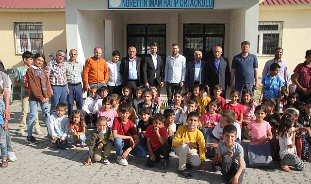 İş adamından köyündeki 350 öğrenciye karne ve bayram hediyesi