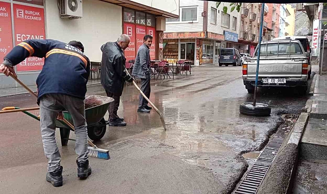 İspir'de altyapı çöktü, iş yerlerini su bastı