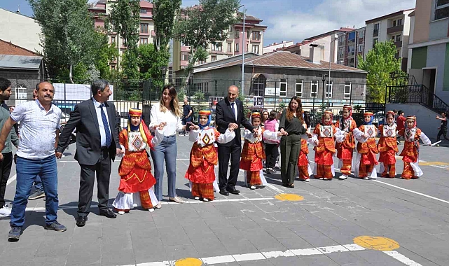 Kars'ta öğrencilerden depremzedelere destek