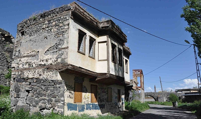 Kars'ta paşa konağı yok oluyor