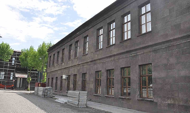 Kars'ta tarihi binalar gün yüzüne çıkıyor