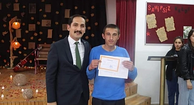 Kaymakam İpek, öğrencilerin karne sevincine ortak oldu