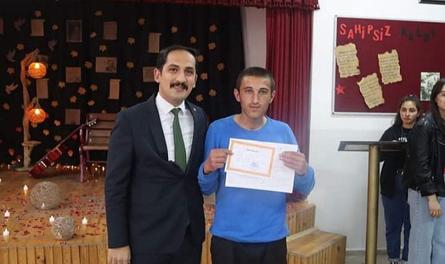 Kaymakam İpek, öğrencilerin karne sevincine ortak oldu