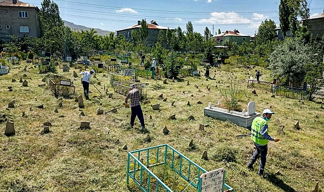 Kurban Bayramı öncesi mezarlıklarda sıkı temizlik