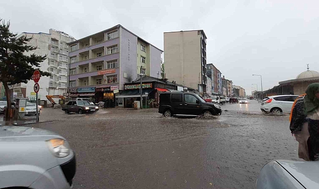 Meteoroloji uyarmıştı, Kars'ta caddeler göle döndü