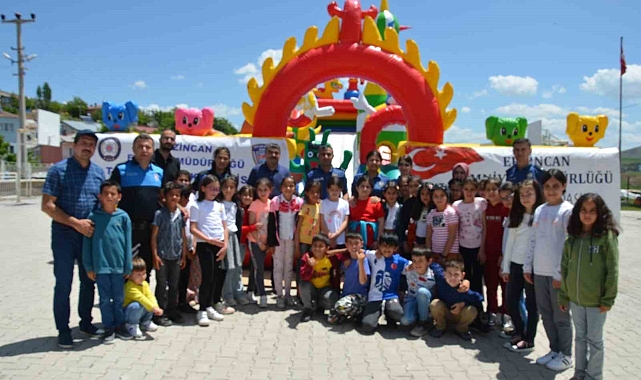 Okul bahçesine kurulan balon park öğrencilerin neşe kaynağı oldu