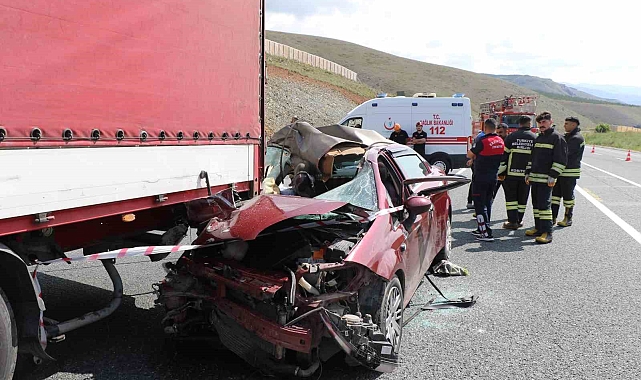 Otomobil tırın altına girdi: 2 ölü, 3 yaralı
