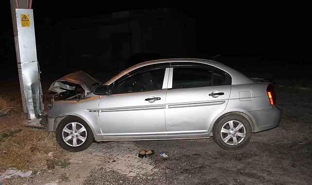 Otomobiliyle direğe çarpan sürücü hayatını kaybetti