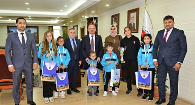 Vali Öner’den başarılı sporculara ödül