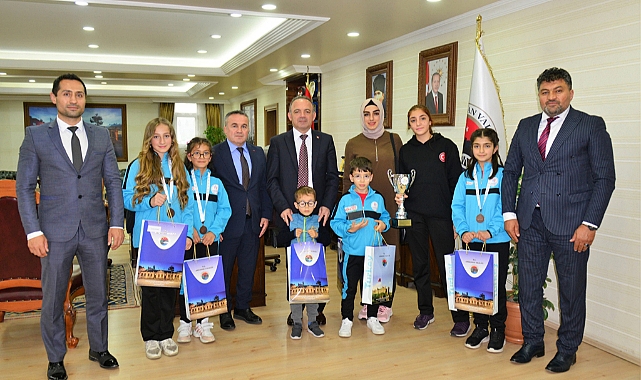 Vali Öner’den başarılı sporculara ödül