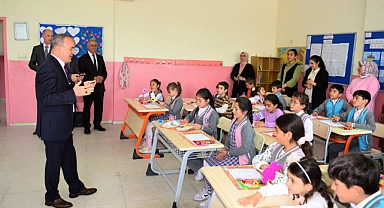 Vali Öner öğrencilere karne dağıttı
