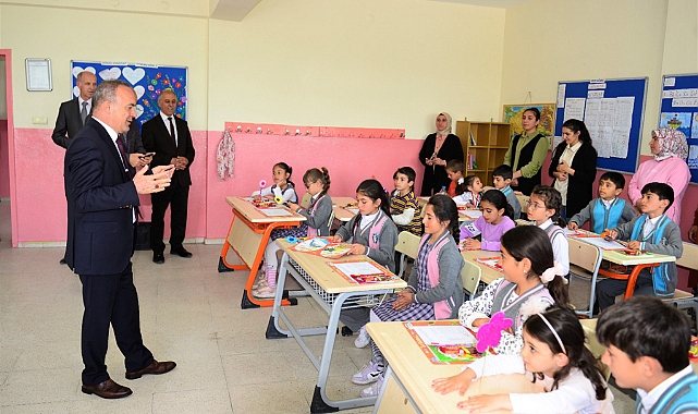Vali Öner öğrencilere karne dağıttı