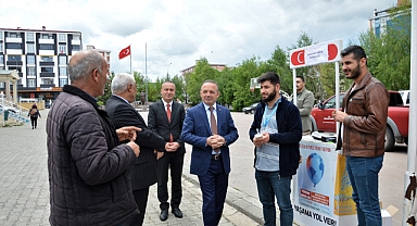 VALİ ÖNER SİGARAYI BIRAKTIRMA STANDINI ZİYARET ETTİ