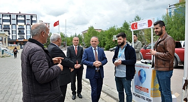 VALİ ÖNER SİGARAYI BIRAKTIRMA STANDINI ZİYARET ETTİ