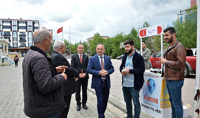VALİ ÖNER SİGARAYI BIRAKTIRMA STANDINI ZİYARET ETTİ
