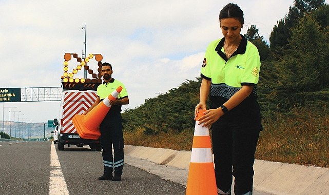 Yolları açık tutan otoyol çalışanlarının güvenliği sürücülerin elinde