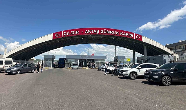 Aktaş Sınır Kapısı'nda telefon kuyruğu