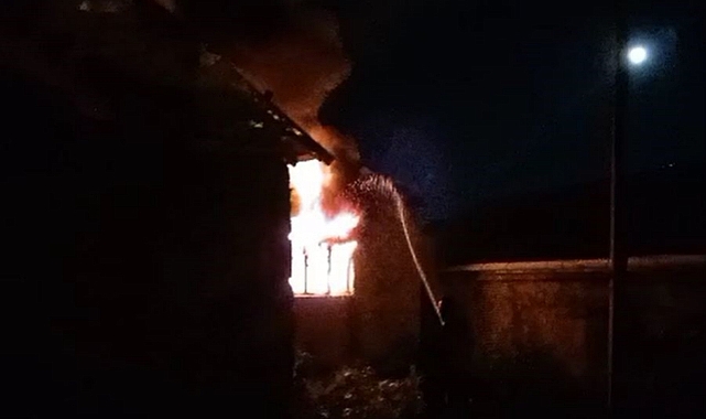 Ardahan’da çıkan yangında ev kullanılmaz hale geldi