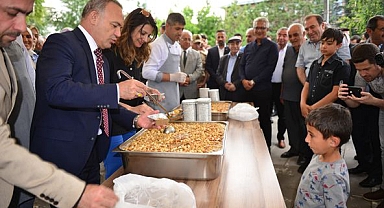 Vatandaşlara aşure dağıtıldı