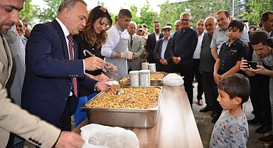 Vatandaşlara aşure dağıtıldı