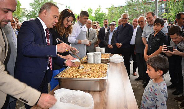 Vatandaşlara aşure dağıtıldı