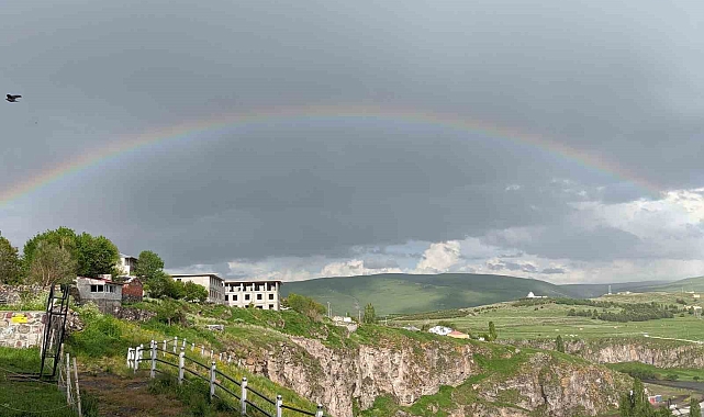 Ardahan&#039;da yağmur sonrası çıkan gökkuşağı mest etti