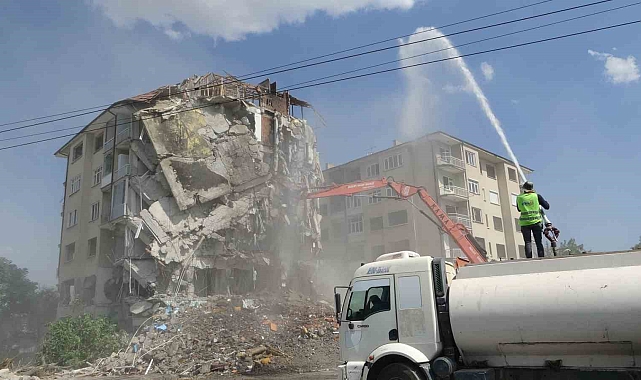 Attığı bir taşla 8 katlı ağır hasarlı binayı yıktı