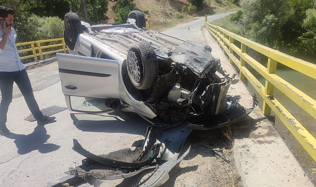 Bariyerlere çarpan otomobil köprü üzerinde ters döndü: 1 yaralı