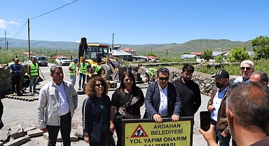 Başkan Demir ve meclis üyeleri, kilit parke çalışmalarını yerinde inceledi
