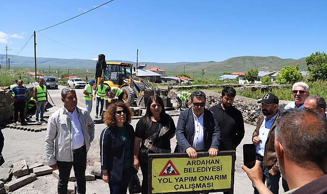 Başkan Demir ve meclis üyeleri, kilit parke çalışmalarını yerinde inceledi