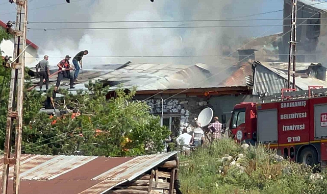 Bir ev yanarak kül oldu