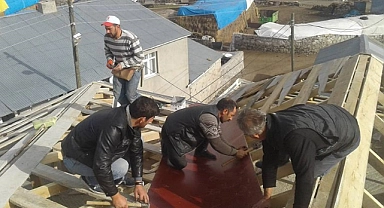 Çatı ustalarının tehlikeli ekmek kavgası