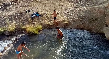 Çocuklar yaz tatilini dere ve çaylarda yüzerek geçiriyorlar