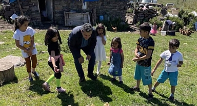 Çocukların Başkan amcası oldu